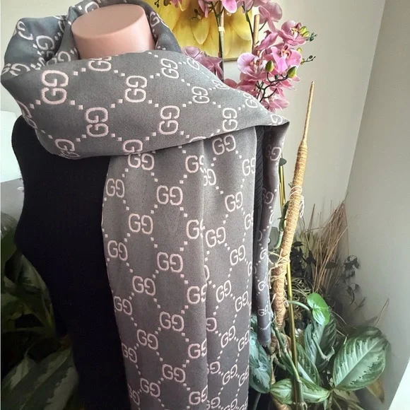 Gucci  Logo Patterned Shawl. - Picture 8 of 16